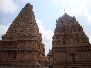 A gauche, le bâtiment abritant le sanctuaire à l'intérieur du temple. A son sommet est une immense pierre taillée et sculptée dans un seul bloc, et l'on se demande bien encore comment les constructeurs ont réussi à l'amener à 60 mètres de haut.