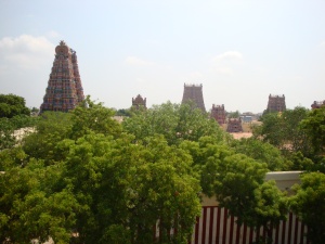 Le temple est en fait un complexe : il y a une première enceinte, puis une seconde enceinte, etc. Et sur chaque enceinte il y a quatre gopurams ( sur chacun des côtés ) pour pouvoir avancer toujours plus vers  le centre du temple, le plus sacré.