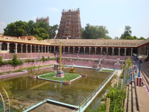 Le bassin au milieu du temple, avec un Lotus doré au milieu du bassin.